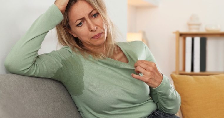Bốc hỏa lên mặt: Triệu chứng, nguyên nhân và cách giảm nhanh
