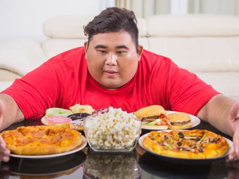 Dùng nhiều thực phẩm tinh chế, đường và chất béo chuyển hóa có thể làm tăng tích trữ mỡ nội tạng và mỡ dưới da