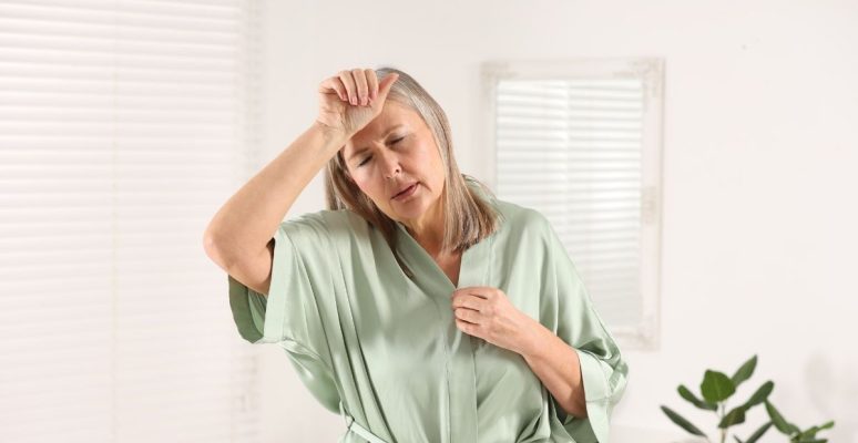 Người bốc hỏa đổ mồ hôi đau đầu